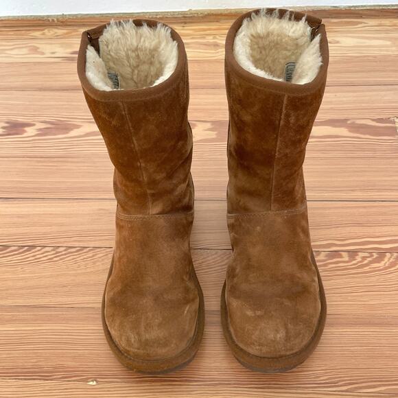 UGG – Brown Suede Sherpa‑Lined Zipper Detail Boots - Picture 7 of 11